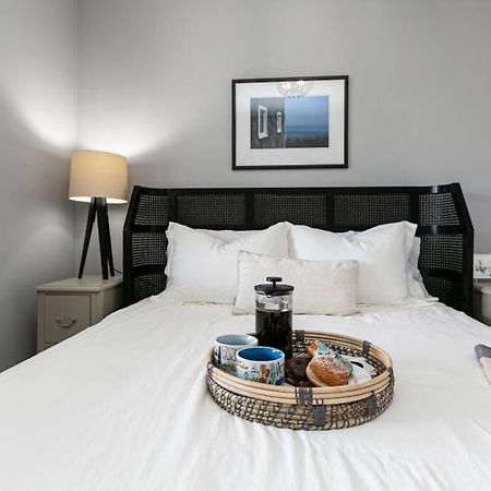 Lovely 2 Bedroom Suite Steps From The Beach Victoria Eksteriør billede
