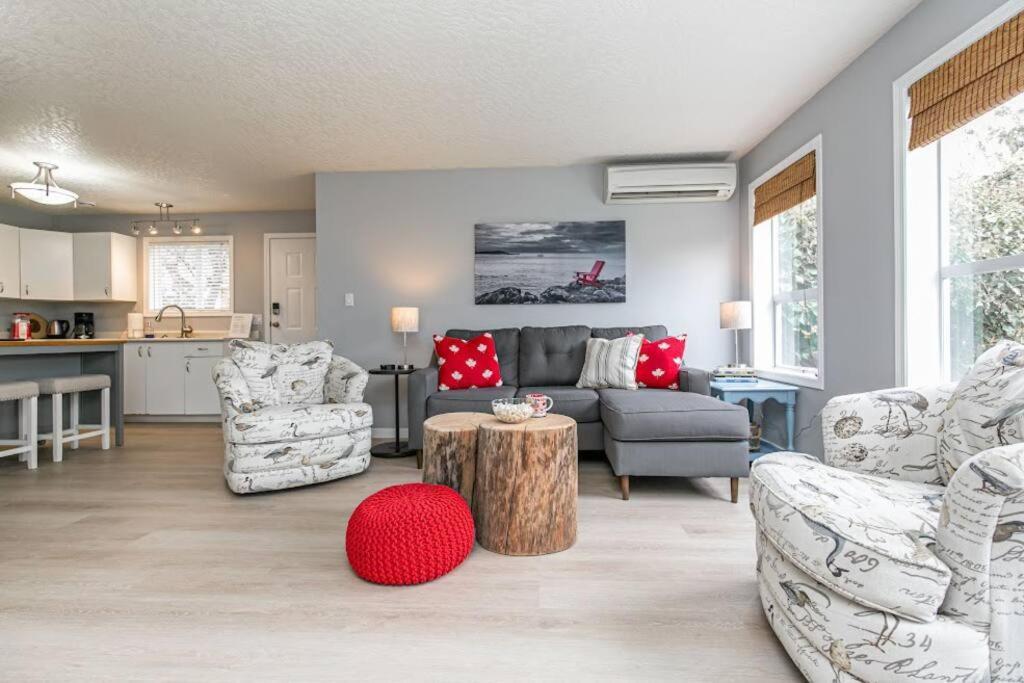 Lovely 2 Bedroom Suite Steps From The Beach Victoria Eksteriør billede