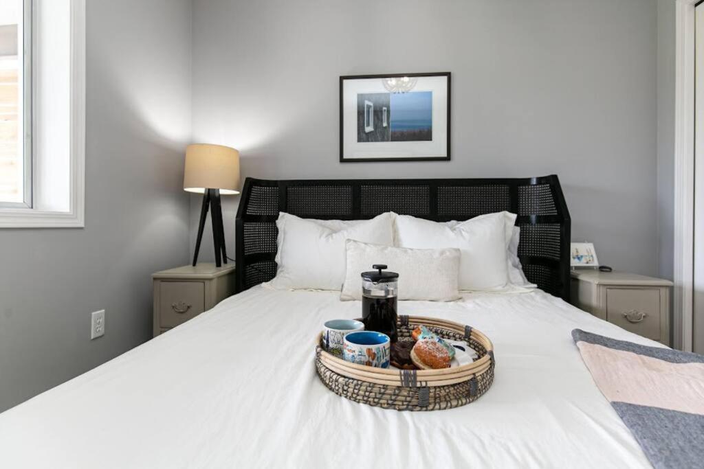 Lovely 2 Bedroom Suite Steps From The Beach Victoria Eksteriør billede