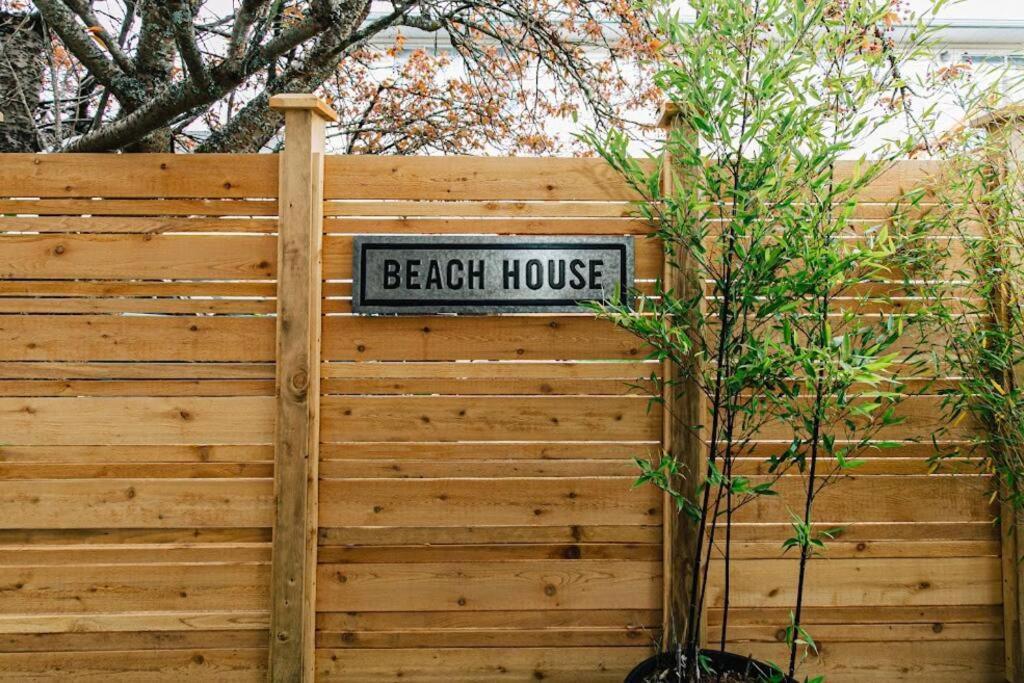 Lovely 2 Bedroom Suite Steps From The Beach Victoria Eksteriør billede