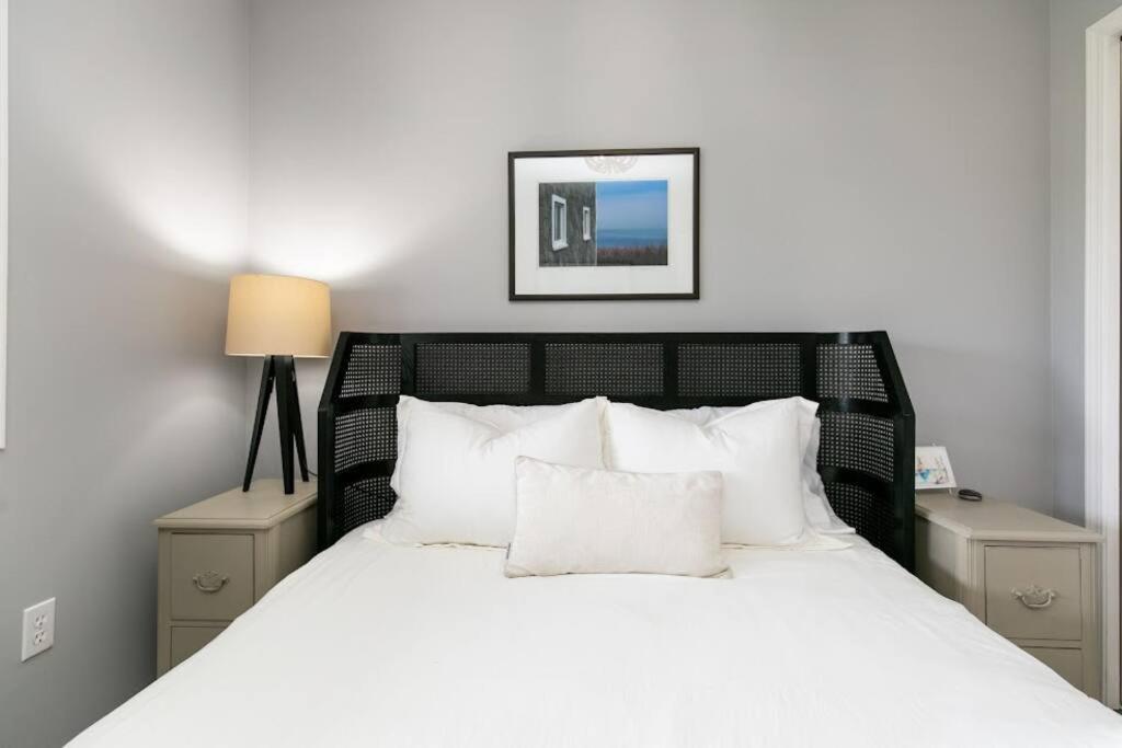 Lovely 2 Bedroom Suite Steps From The Beach Victoria Eksteriør billede