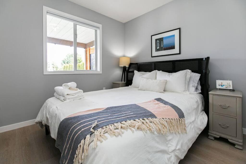 Lovely 2 Bedroom Suite Steps From The Beach Victoria Eksteriør billede