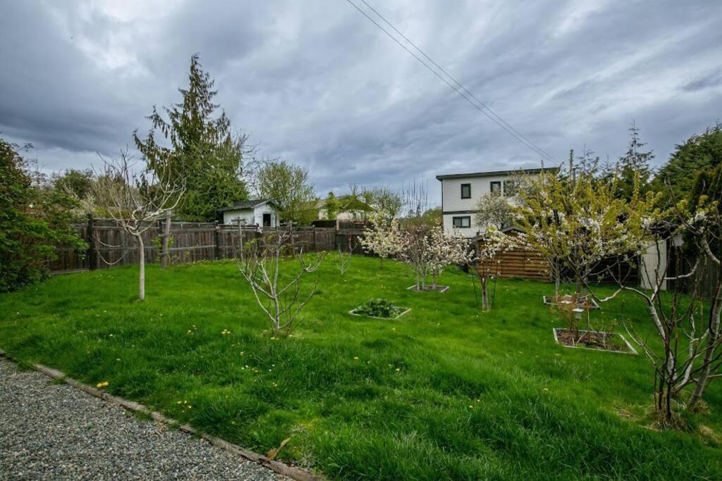 Lovely 2 Bedroom Suite Steps From The Beach Victoria Eksteriør billede