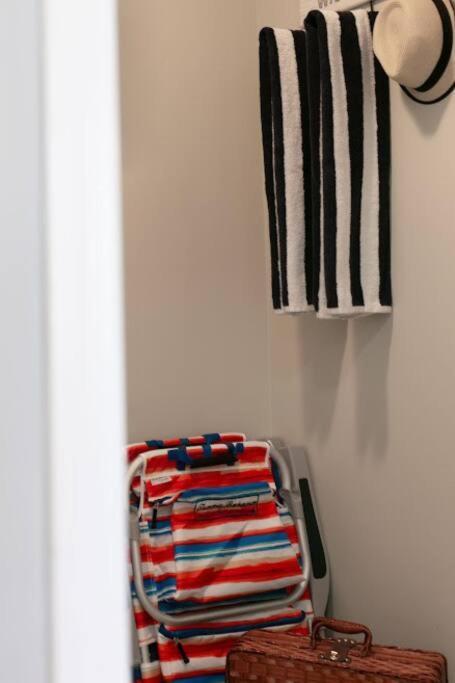 Lovely 2 Bedroom Suite Steps From The Beach Victoria Eksteriør billede