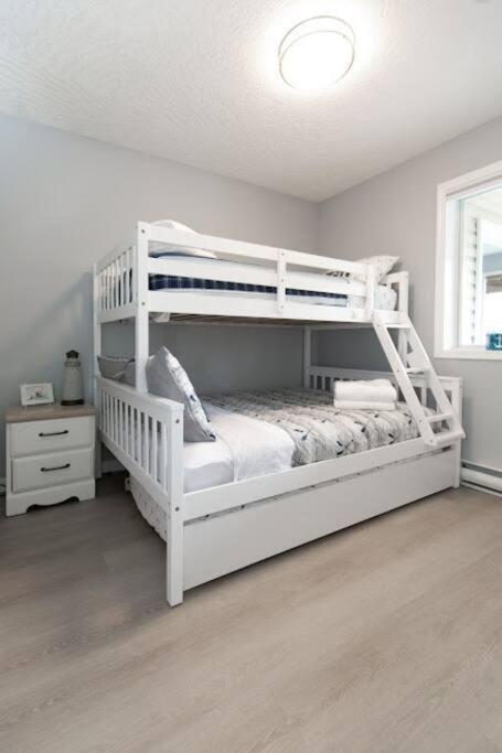 Lovely 2 Bedroom Suite Steps From The Beach Victoria Eksteriør billede