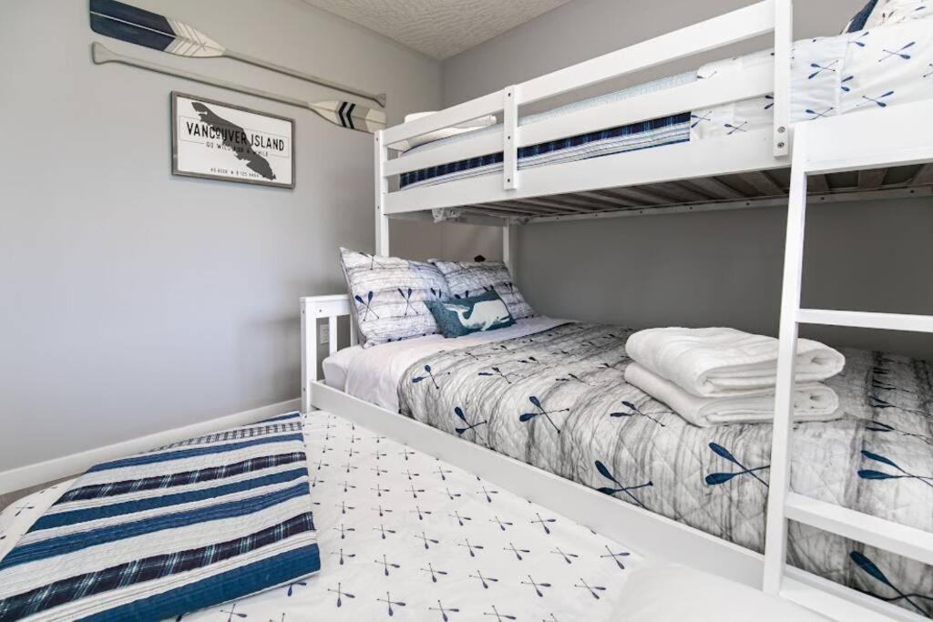Lovely 2 Bedroom Suite Steps From The Beach Victoria Eksteriør billede