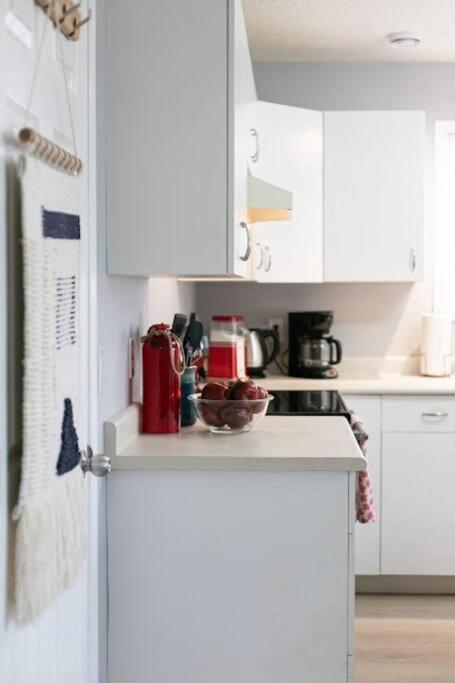 Lovely 2 Bedroom Suite Steps From The Beach Victoria Eksteriør billede