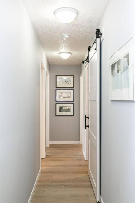 Lovely 2 Bedroom Suite Steps From The Beach Victoria Eksteriør billede