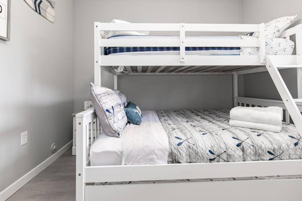 Lovely 2 Bedroom Suite Steps From The Beach Victoria Eksteriør billede