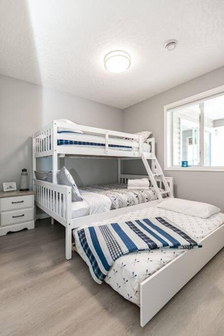 Lovely 2 Bedroom Suite Steps From The Beach Victoria Eksteriør billede