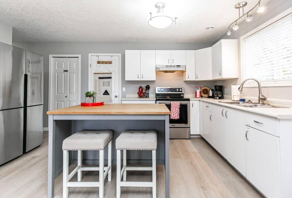 Lovely 2 Bedroom Suite Steps From The Beach Victoria Eksteriør billede