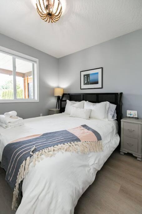 Lovely 2 Bedroom Suite Steps From The Beach Victoria Eksteriør billede