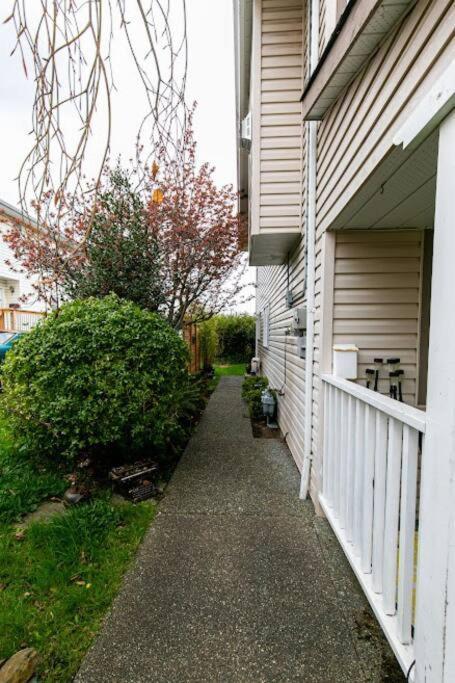 Lovely 2 Bedroom Suite Steps From The Beach Victoria Eksteriør billede