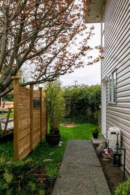 Lovely 2 Bedroom Suite Steps From The Beach Victoria Eksteriør billede