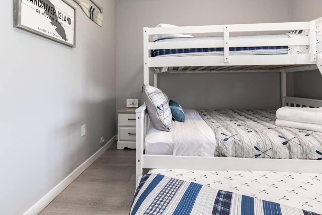 Lovely 2 Bedroom Suite Steps From The Beach Victoria Eksteriør billede