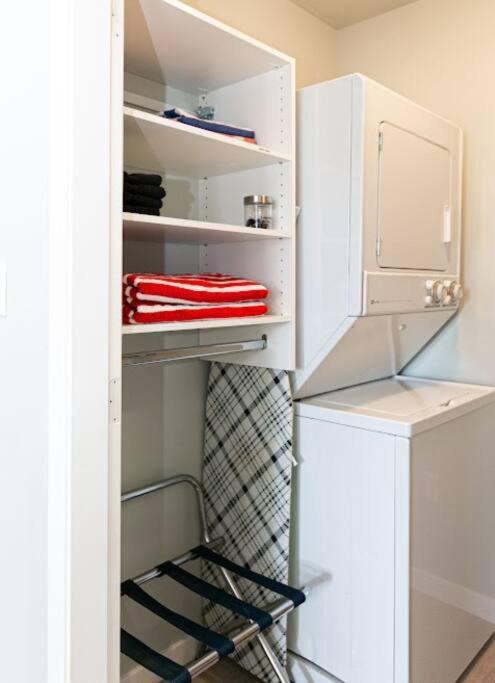 Lovely 2 Bedroom Suite Steps From The Beach Victoria Eksteriør billede