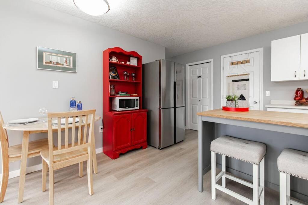 Lovely 2 Bedroom Suite Steps From The Beach Victoria Eksteriør billede