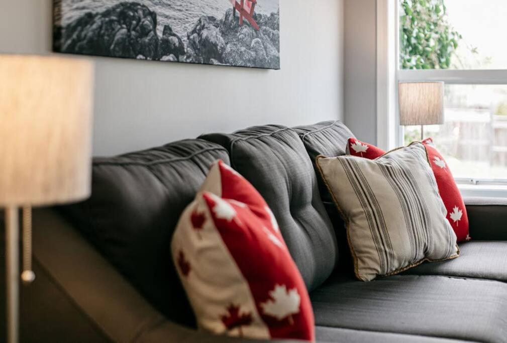 Lovely 2 Bedroom Suite Steps From The Beach Victoria Eksteriør billede