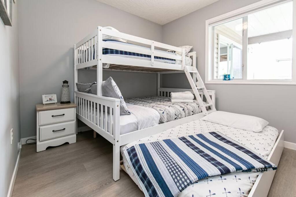 Lovely 2 Bedroom Suite Steps From The Beach Victoria Eksteriør billede