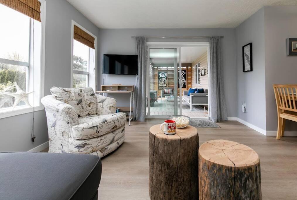 Lovely 2 Bedroom Suite Steps From The Beach Victoria Eksteriør billede