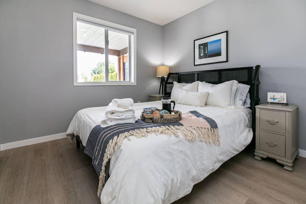 Lovely 2 Bedroom Suite Steps From The Beach Victoria Eksteriør billede
